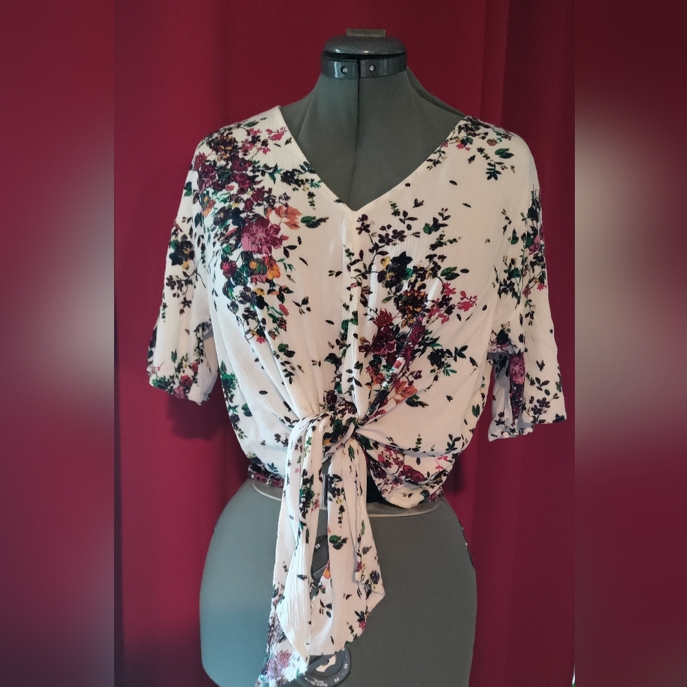 Luq tie front floral crop top